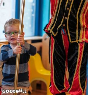 Kind helpt met de staf van Sinterklaas