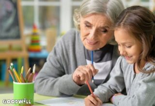 Dame met dementie kleurt samen met meisje-Goodwill.nl