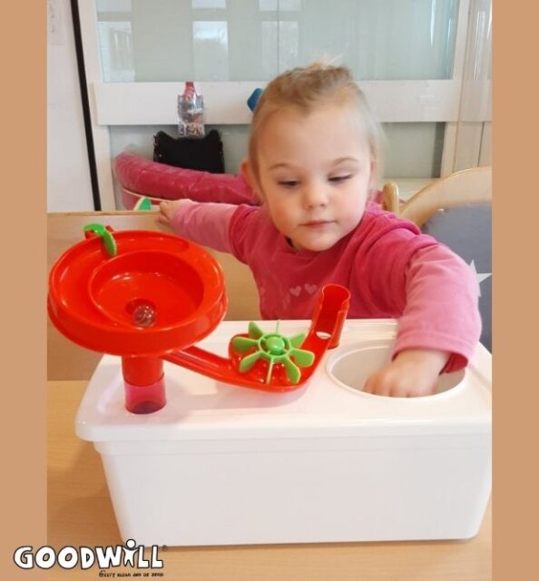 Meisje met spelmateriaal voor de motoriek_Goodwill