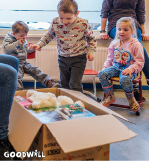 Kinderen mogen het Kinderkerstpakket uitpakken