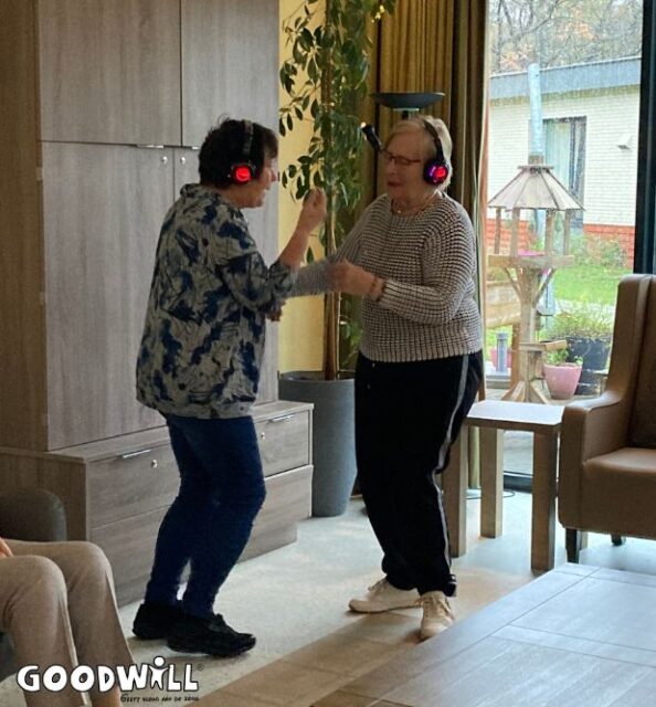 In beweging met silent disco bij mensen met dementie_Goodwill.nl