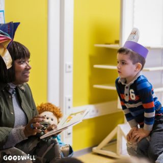 Foto van Gerda Havertong terwijl ze voorleest in een Medisch Kinderdagverblijf