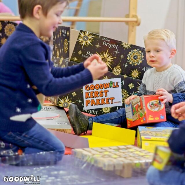 Kinderen pakken Goodwill's Kerstpakket uit_Goodwill.nl