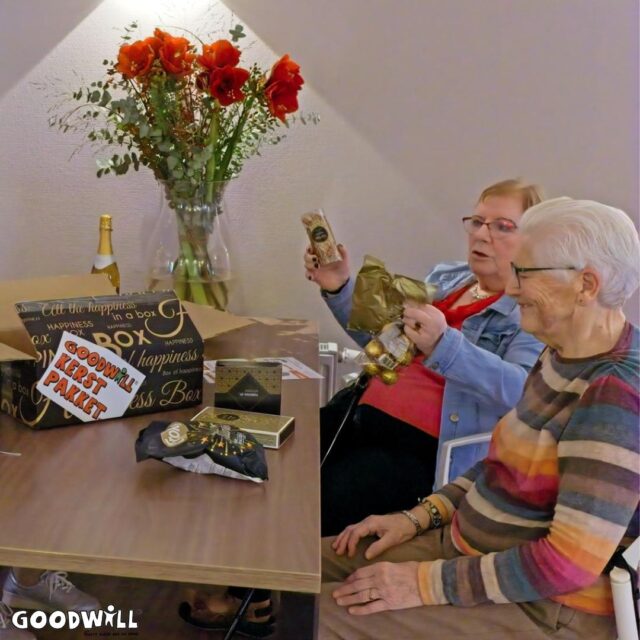 Dames uit het dementiezorgcentrum pakken Goodwill's Kerstpakket uit_Goodwill