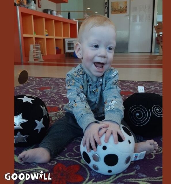 Vrolijk kindje met zwart-wit bal_Goodwill