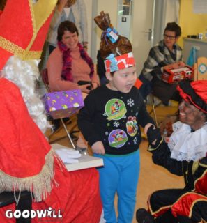 Kindje bij Sinterklaas en Piet