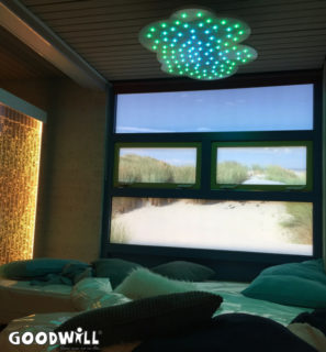 Snoezelruimte met raamfollie die uitzicht biedt op het strand-Goodwill.nl