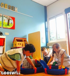 Groep Bloesem van Youké speelt met de nieuwe waterbaan
