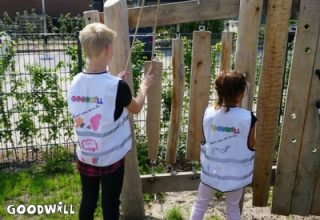 Foto van kinderen die het klank-voelbord ontdekken-Goodwill.nl 