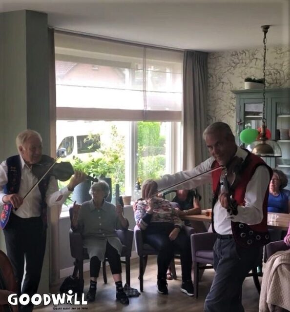 Een zigeunerorkest speelt voor mensen met dementie_Goodwill