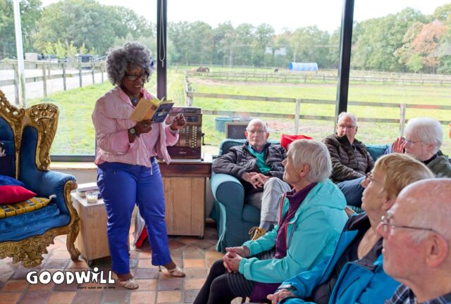 Gerda Havertong leest voor aan mensen met dementie.